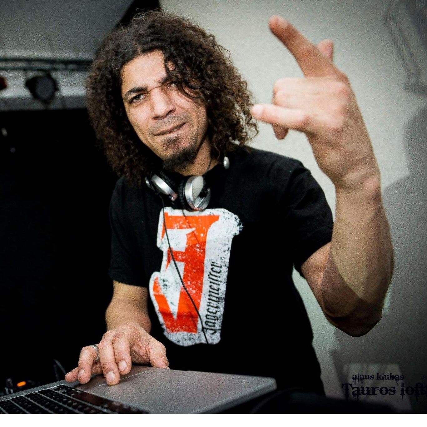 NO DJs (Viktoras Diawara) 4