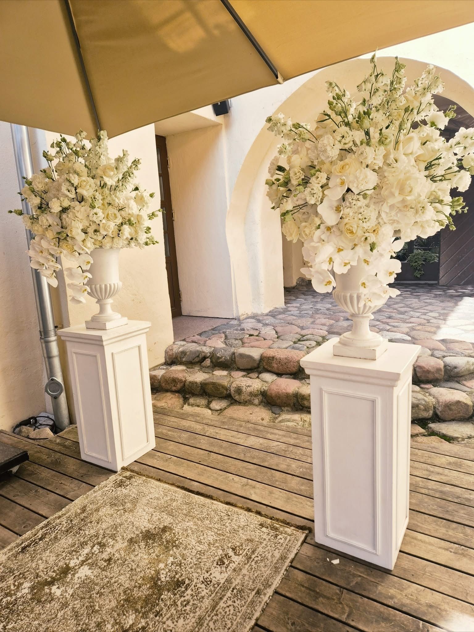 Le Garden Rotušė | Šampano staliukas kiemelyje🥂 — Vestuvių sodybos ir salės