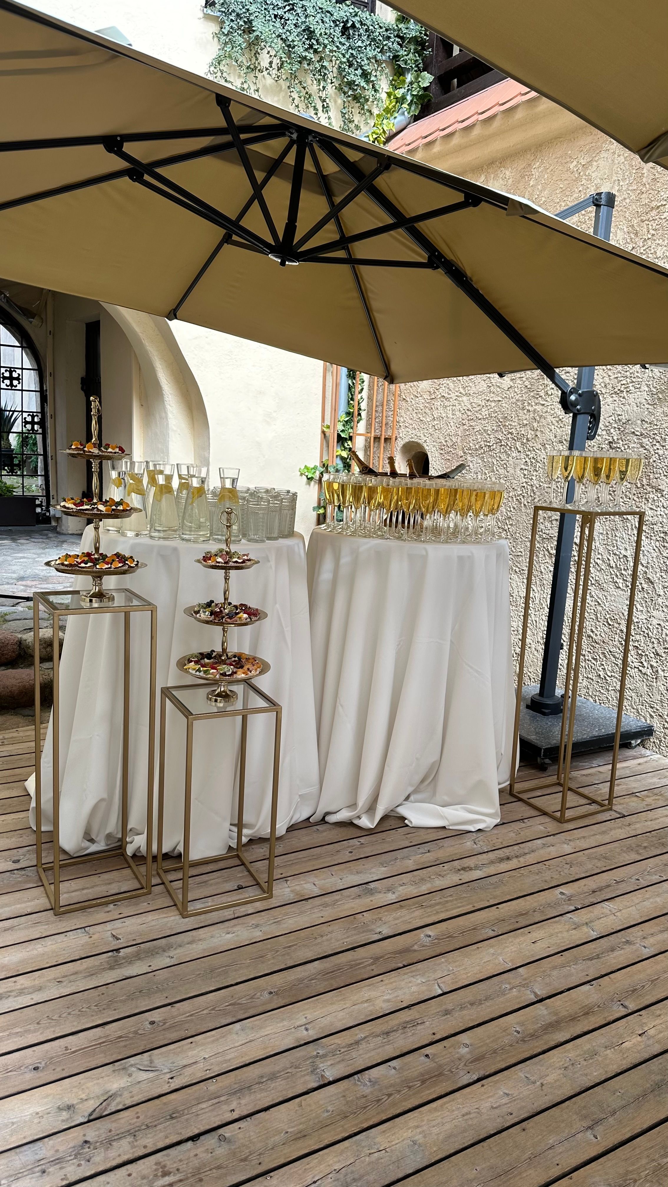 Le Garden Rotušė | Tuoktuvių ceremonija kiemelyje — Vestuvių sodybos ir salės