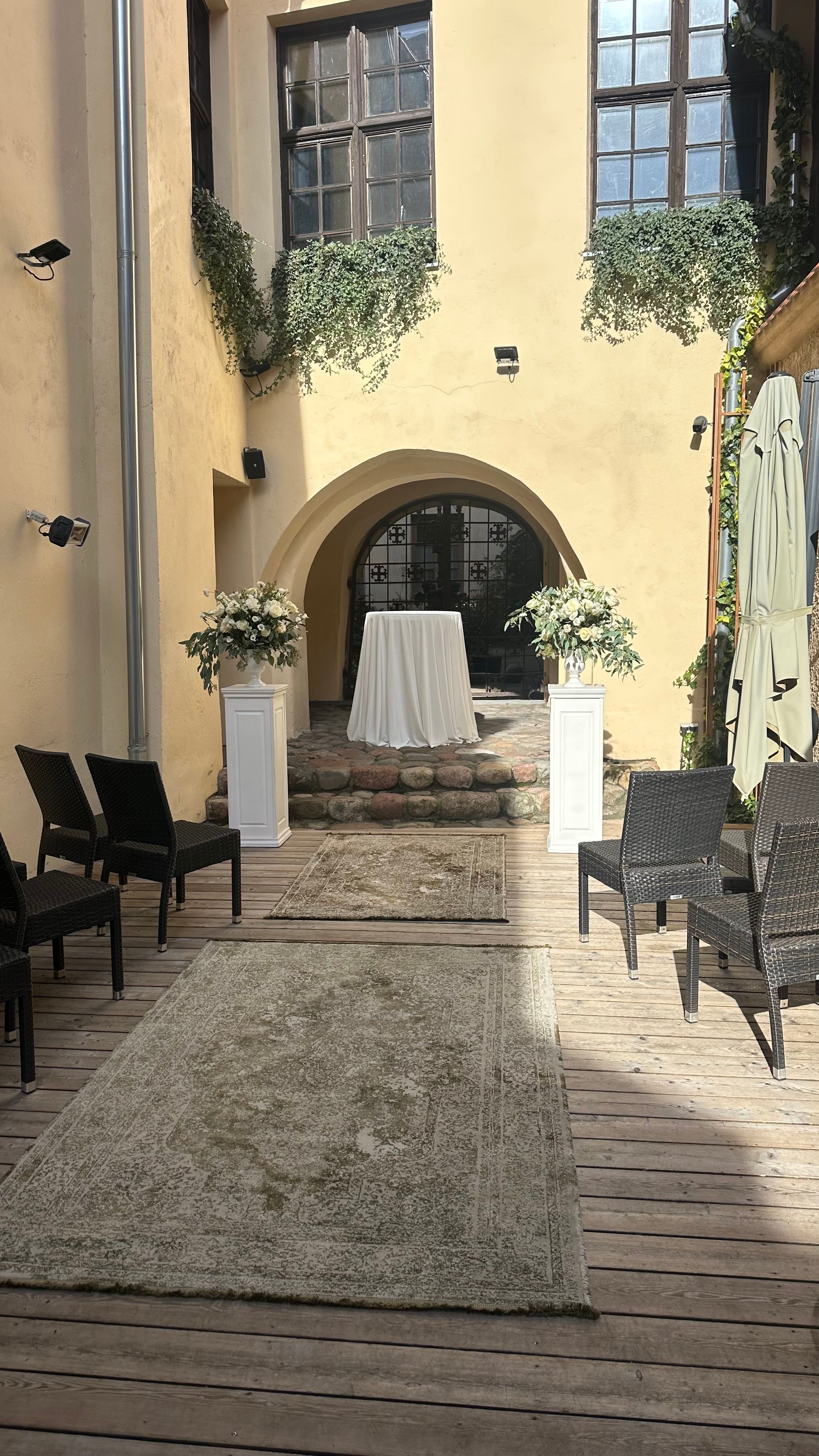 Le Garden Rotušė | Tuoktuvių ceremonija kiemelyje 3