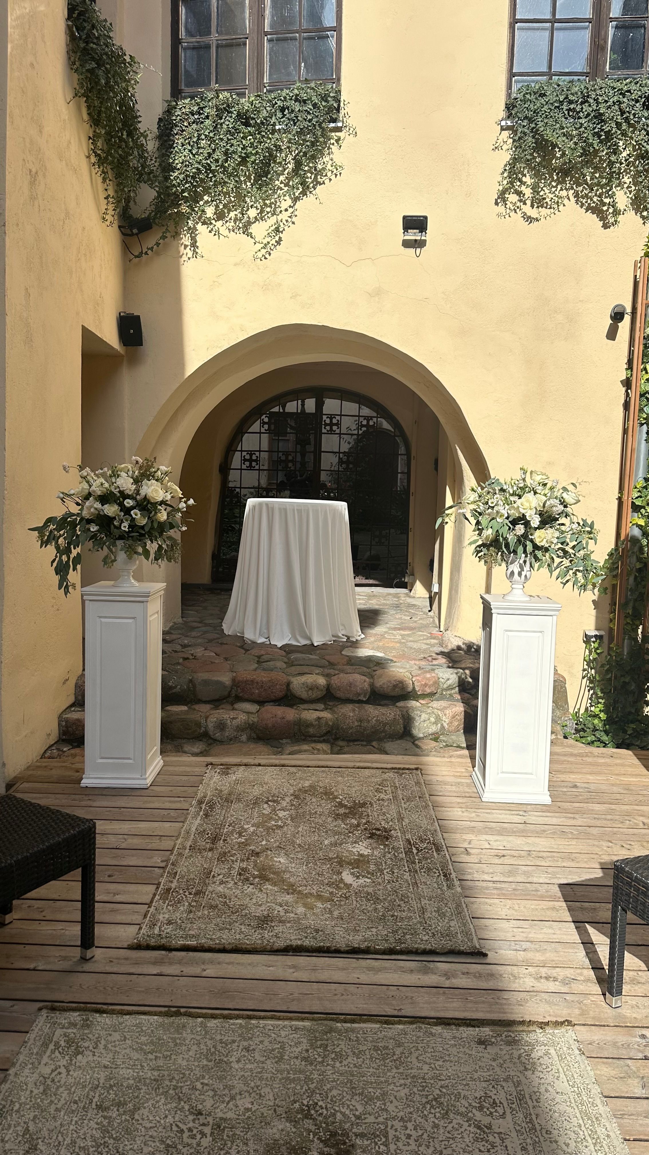 Le Garden Rotušė | Tuoktuvių ceremonija kiemelyje 4